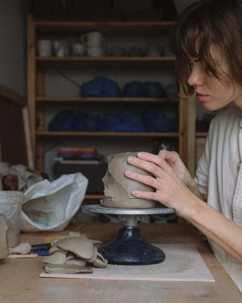 Ondou studio Behind-the-scenes shots of kurinuki cup creation in a tranquil, artistic ceramic studio, showcasing the detailed hand-carving process by the artist.