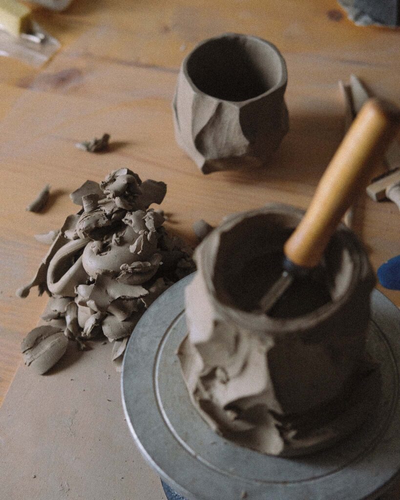 Ondou studio Behind-the-scenes shots of kurinuki cup creation in a tranquil, artistic ceramic studio, showcasing the detailed hand-carving process by the artist.