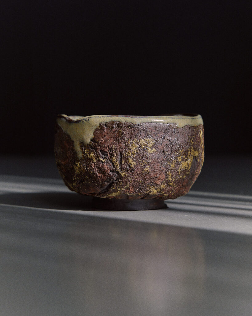 Raw textured ceramic vessel with dark brown and rust tones, kurinuki technique, by Ondou studio